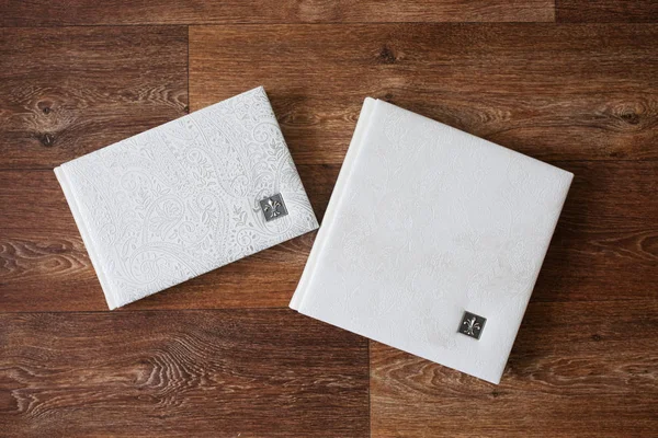 Photo books with a cover of genuine leather. White color with de — Stock Photo, Image
