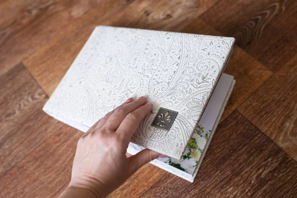 Photo book with a cover of genuine leather. White color with dec — Stock Photo, Image