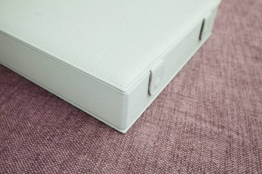 Hakiki deri bir kapak ile Kutu. Nane rengi