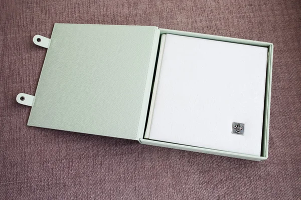 Φωτογραφικό βιβλίο με κάλυμμα αυθεντικού δέρματος στο κουτί. Λευκό — Φωτογραφία Αρχείου