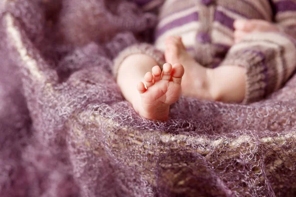 Крупным планом изображение новорожденных ног ребенка на вязаном плед. Красивые — стоковое фото