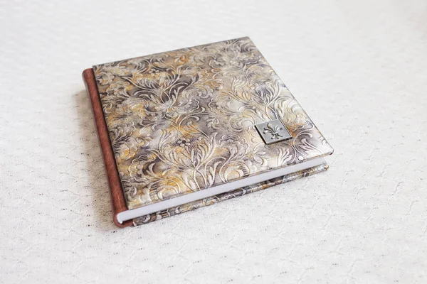 Libro de fotos con una cubierta de cuero genuino con sello decorativo — Foto de Stock