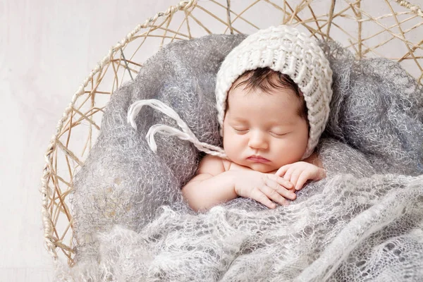 Mooie Kleine Pasgeboren Baby Weken Slapen Een Mandje — Stockfoto