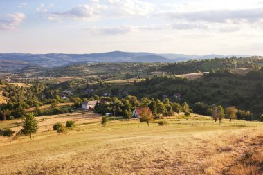 Doğa ve çevre. Tarlalar ve tepeler. Dağ manzarası içinde 