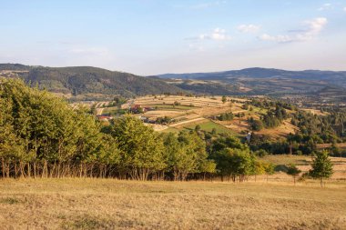 Doğa ve çevre. Tarlalar ve tepeler. Dağ manzarası içinde 