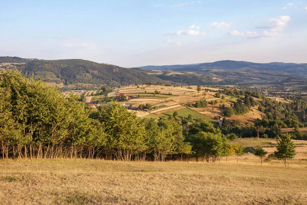 Doğa ve çevre. Tarlalar ve tepeler. Dağ manzarası içinde 