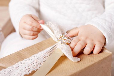 hild'in elleri hediye kutusunu tutuyor. Noel, yontun yıl, doğum günü 