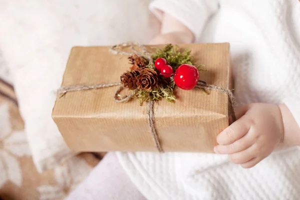 Kind handen houden geschenk doos. Kopieer ruimte. Kerstmis, HEW jaar, — Stockfoto