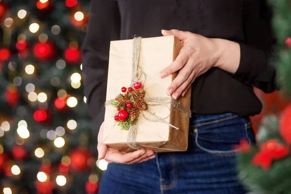 Vrouwelijke handen houden geschenk doos. Kerstmis, HEW jaar, verjaardag con — Stockfoto