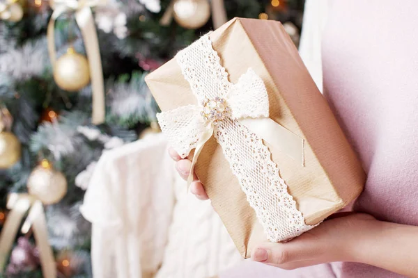 Kind handen houden geschenk doos. Kerstmis, HEW jaar, verjaardag — Stockfoto