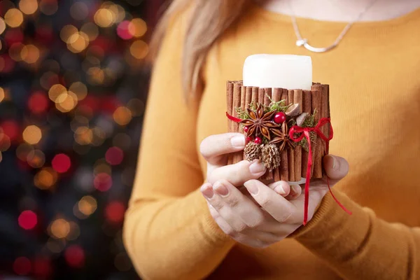 Hořící svíčku v rukou dívky. Vánoční svíčka. Christm — Stock fotografie