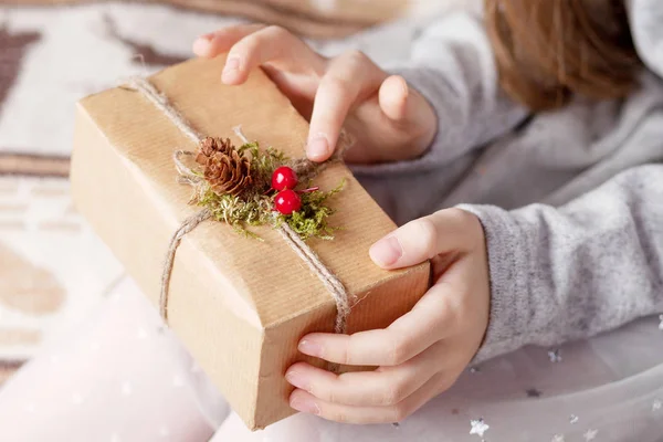 Girl's handen houden geschenk doos. Kopieer ruimte. Kerstmis, HEW jaar, — Stockfoto