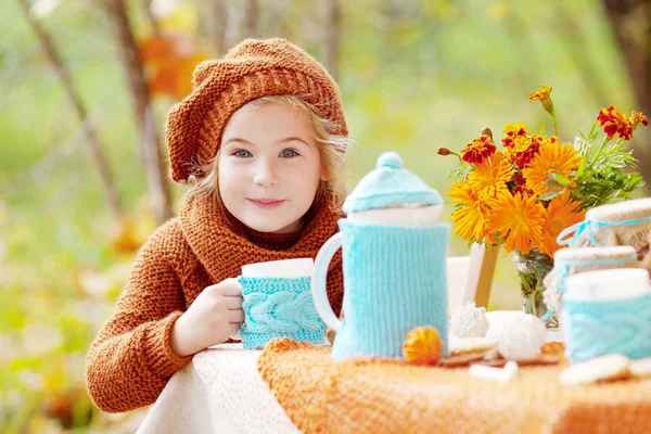 irl sonbahar bahçesinde dışında çay partisi. Kız drinki