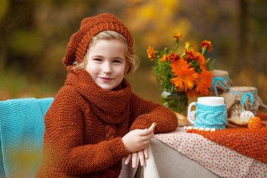 Sonbahar parkında piknikte sevimli küçük kız. Sevimli küçük kız 