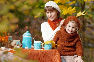Sonbahar parkında pikniğe iki sevimli kız kardeş. Sevimli küçük kız