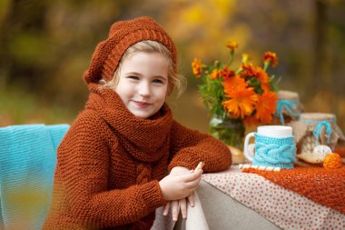 Sonbahar parkında piknikte sevimli küçük kız. Sevimli küçük kız 