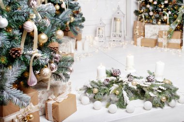 Noel dekoru. Noel ağacı süslemeleri ve tatil evleri. N