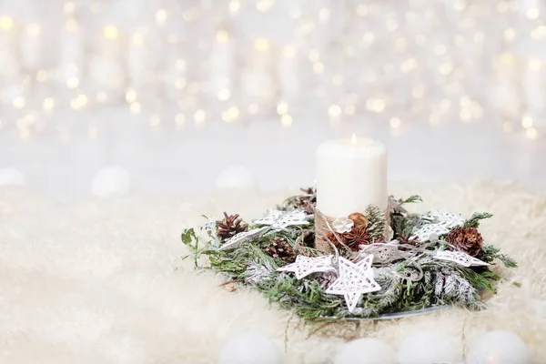 Beyaz ahşap backg üzerinde Noel mumlar ve karlı köknar dalları