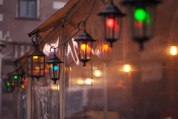 Old fashioned street lamp at night. Brightly lit street lamps at — Stock Photo, Image