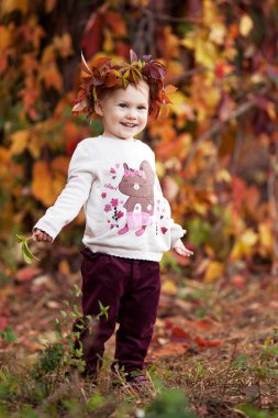 Küçük kızın sonbahar duygusal portresi. Pretty küçük kız wi