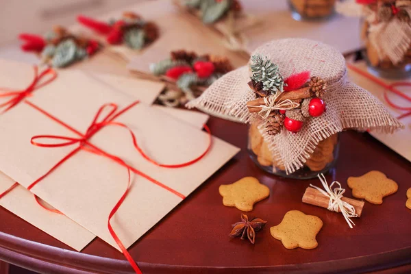 Biscoitos de Natal de gengibre no frasco de vidro. Presente de Natal — Fotografia de Stock