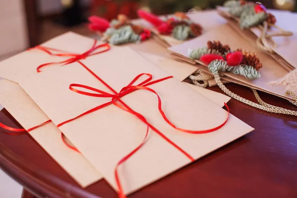 Presentes de Natal e decoração de perto. Fundo festivo com bok — Fotografia de Stock