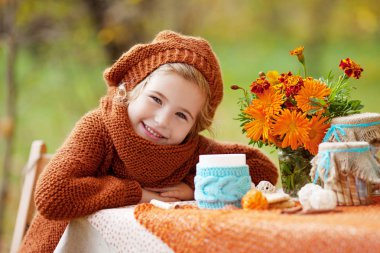 Sonbahar parkında piknikte sevimli küçük kız. Gülümseyen küçük gi