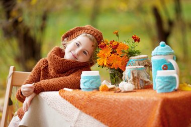 Sonbahar parkında piknikte sevimli küçük kız. Sevimli küçük kız 