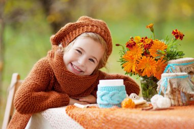 Sonbahar parkında piknikte sevimli küçük kız. Gülümseyen küçük gi