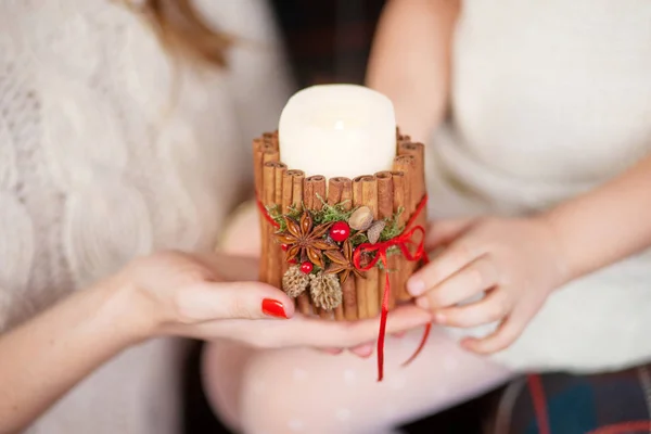 Vela de Natal. Decoração de Natal. Mãos de mãe e filha — Fotografia de Stock