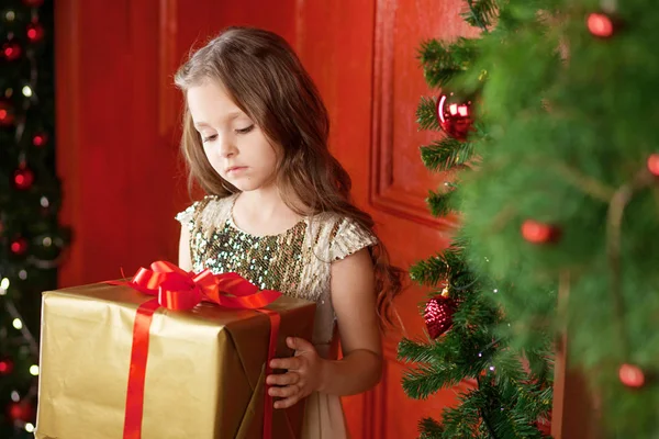 Mooi klein meisje houden van een doos van de gift van Kerstmis. Kerst een — Stockfoto