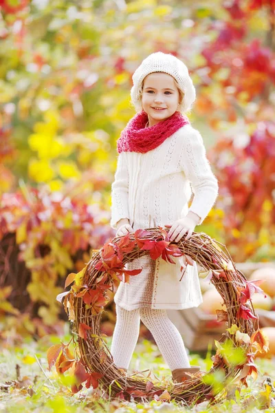かわいい女の子の秋の肖像画。赤いかわいい女の子 — ストック写真