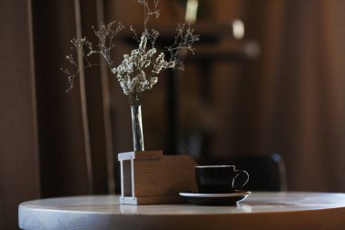 Kahve. Koyu arka plan ile masada sıcak espresso. Spa'yı kopyala