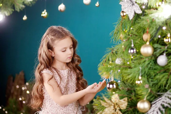 Mooi klein meisje versieren kerstboom thuis. Schattig k — Stockfoto