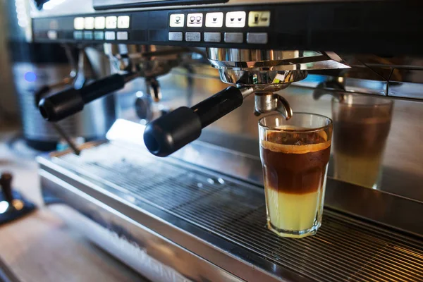 Primer plano del café que se vierte de la máquina de café. Cof profesional —  Fotos de Stock