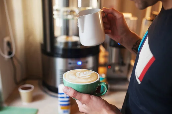 Cerrar manos baristas verter leche tibia en taza de café para makin —  Fotos de Stock