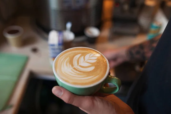 Dekat barista memegang cappuccino aromatik. Kopi siap — Stok Foto
