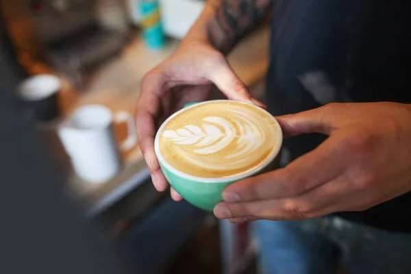 Primo piano di barista con cappuccino aromatico in mano. Caffè pronto per — Foto Stock