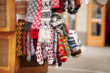 Sıcak örme şeyler Sokak dükkanı. El yapımı yünlü diz çorapları h