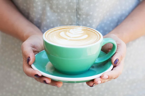 Taza de café en manos de mujer. Hermosa chica sosteniendo una taza de capuchino —  Fotos de Stock