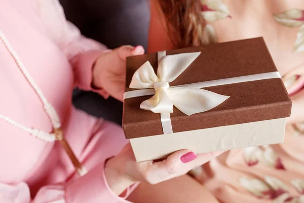 Lwoman's handen houden geschenk doos. Kerstmis, Nieuwjaar, verjaardag — Stockfoto