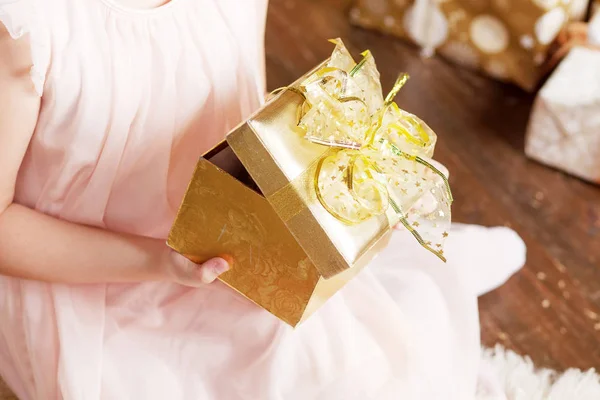 Kind handen Holding gouden geschenk doos. Kerstmis, HEW jaar, Birt — Stockfoto