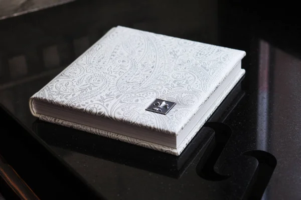 Photo book with a cover of genuine leather. White color with dec — Stock Photo, Image