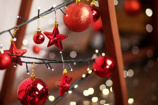 Weihnachtsdekoration. Rote Sterne und Kugeln im Weihnachtslicht — Stockfoto