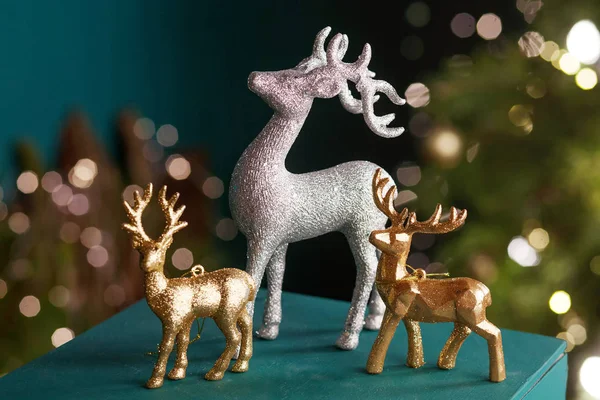 Noel dekoru. Altın ve gümüş geyik yakın çekim. Kış tatilleri.
