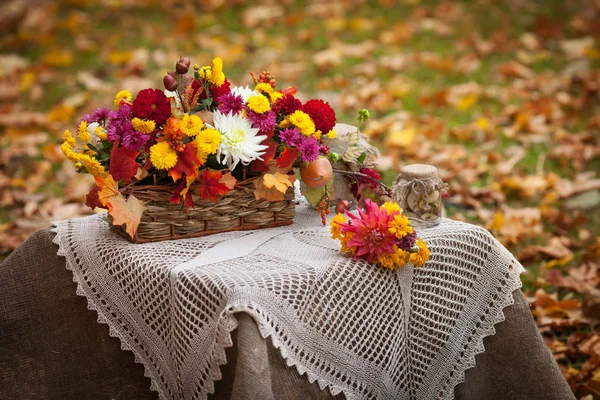 Букет осенних цветов на столе в деревенском стиле. Autumn T — стоковое фото