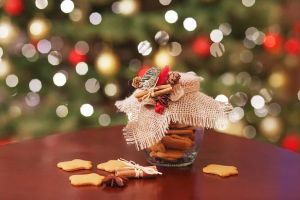 Biscoitos de Natal de gengibre no frasco de vidro. Espécie de Natal — Fotografia de Stock