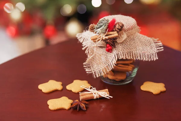 Biscoitos de Natal de gengibre no frasco de vidro. Espécie de Natal — Fotografia de Stock