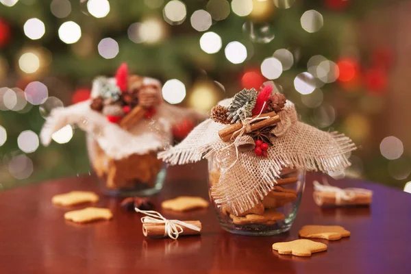 Biscoitos de Natal de gengibre no frasco de vidro. Espécie de Natal — Fotografia de Stock