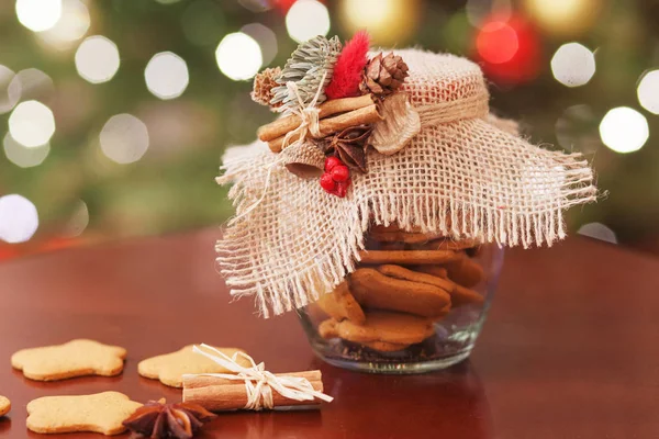 Biscuits de Noël au pain d'épice dans le bocal en verre. Spic de Noël — Photo